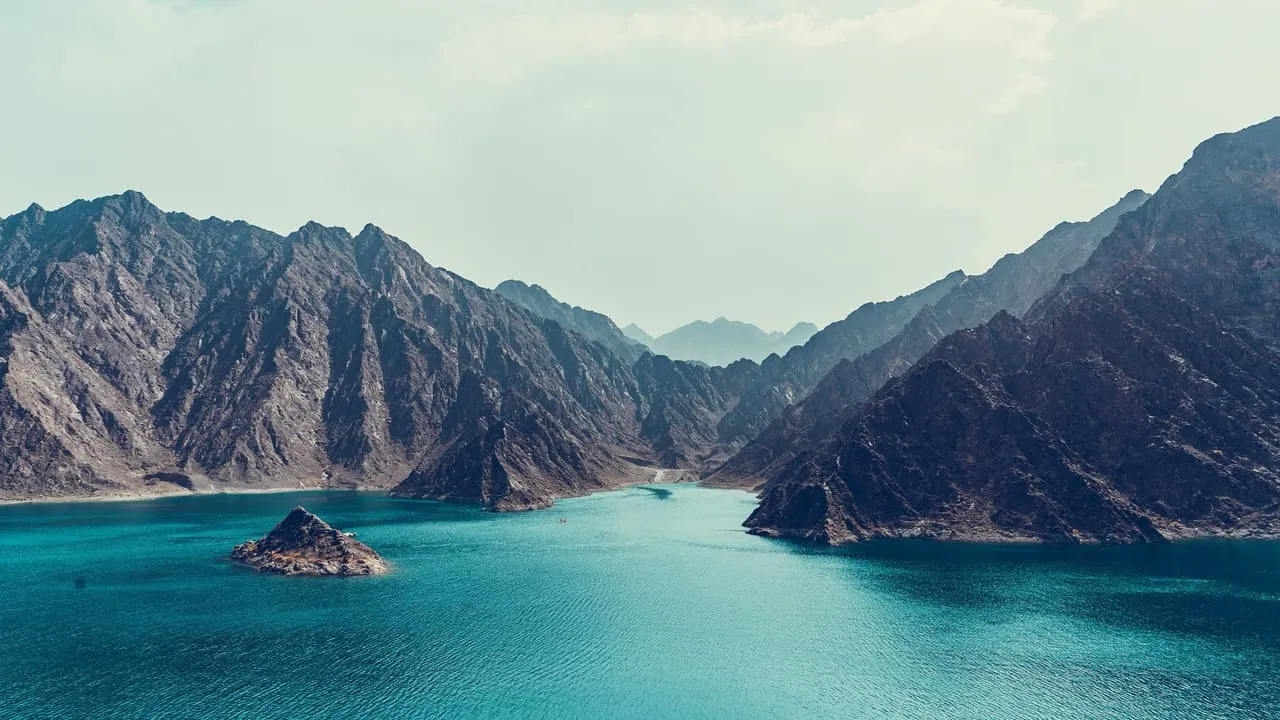 Turquoise water of Hatta Dam between the Hajar Mountains
