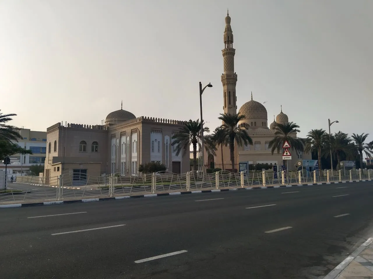 Jumeirah Mosque and its minaret beside a Dubai road